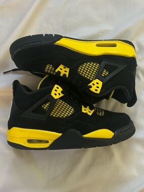 Jordan 4s Black and Yellow
Brand: Jordan
